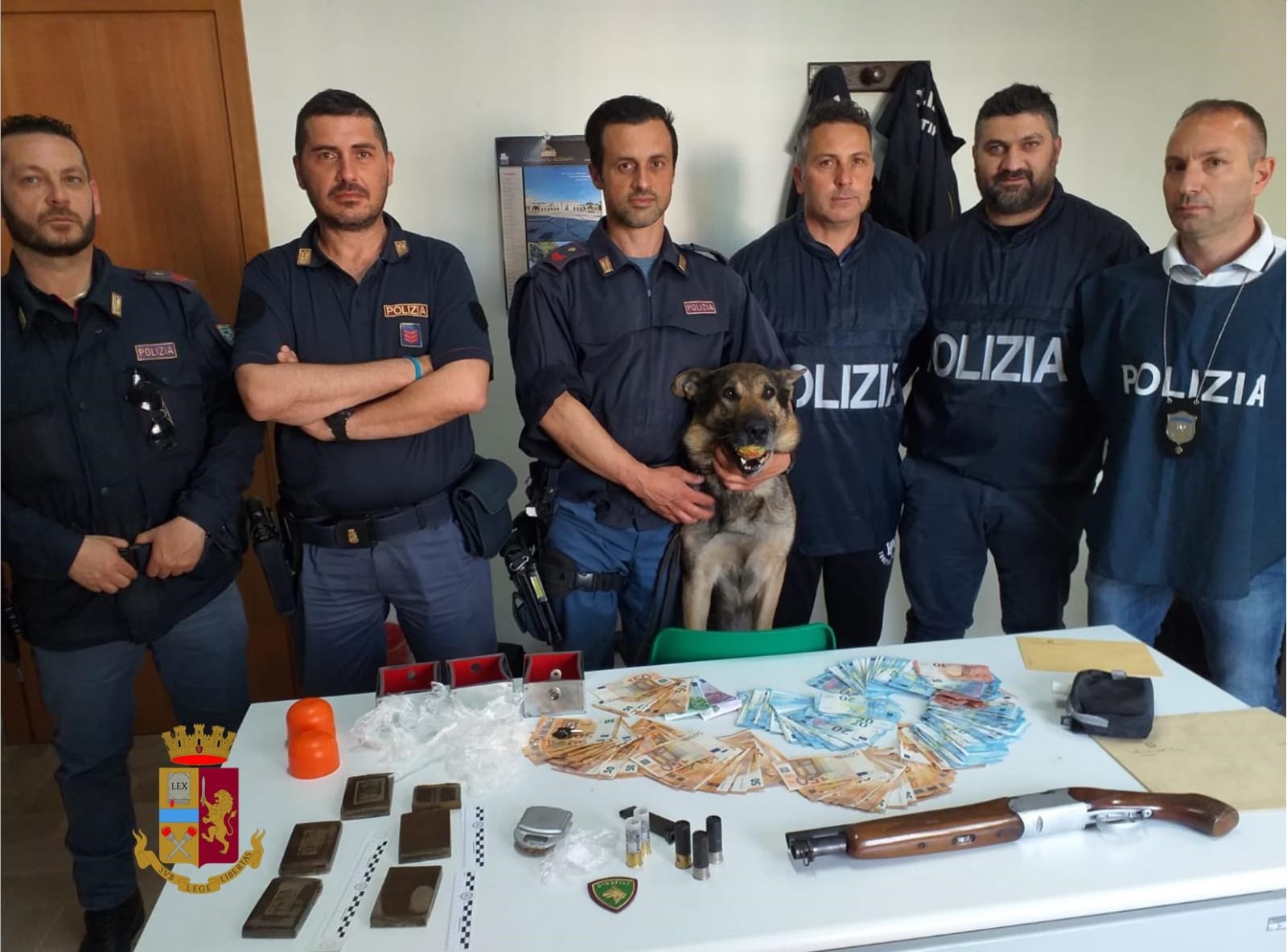 Arrestati Per Spaccio E Ricettazione Nascondevano Anche Un Fucile A Canne Mozze 2332